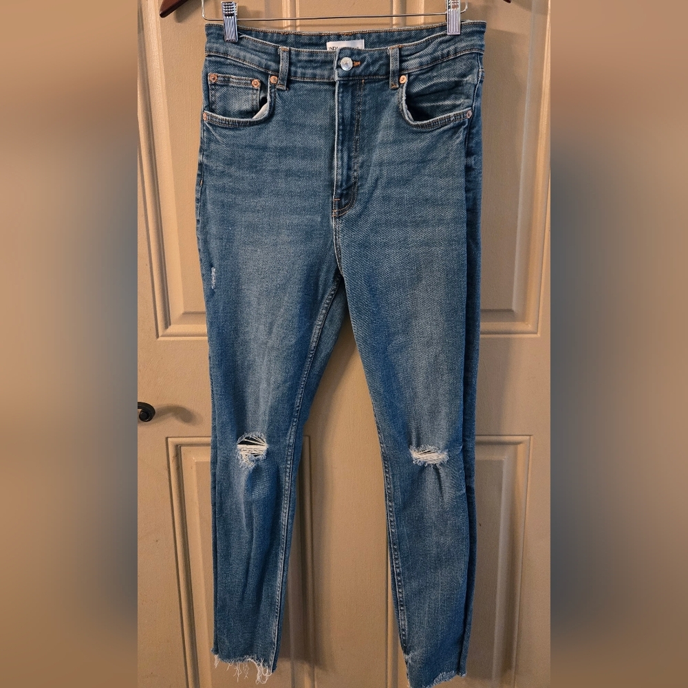Zara Blue Distressed Ankle Jeans With Fray Detail At The Ankle
